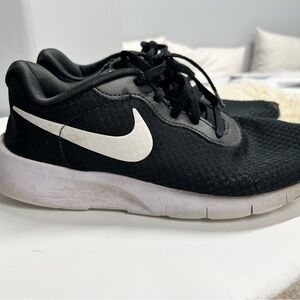 Nike Girls Sneakers Size 5.5Y Black White Athletic Running Shoes